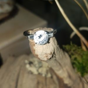 Round cut solitaire sparkler